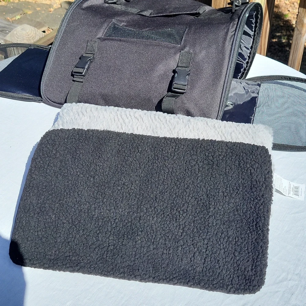 4 side tear-resistant breathable mesh cat or small dog carrier, black, padded